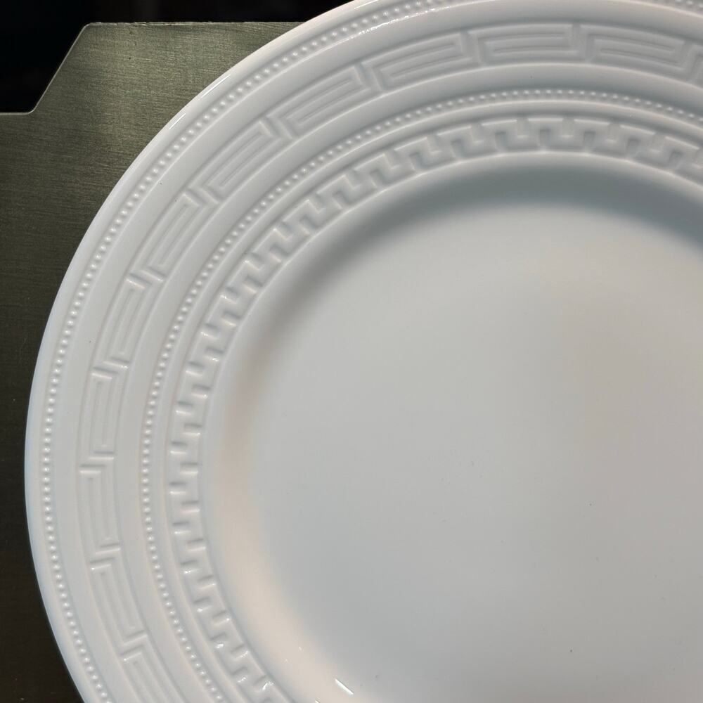 Wedgwood Intaglio Accent White Embossed Bone China Lunch 9" inch Plate New - Picture 5 of 9